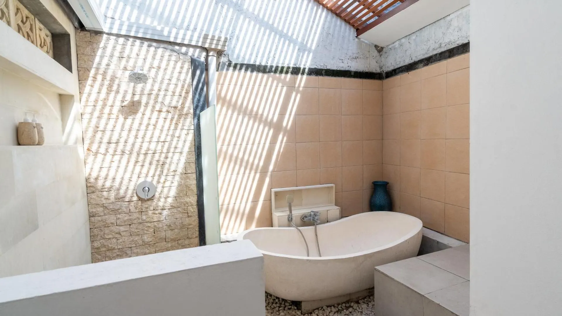 Aveli Villa 5 Bedroom With Pool At Seminyak 5 Mnt To Beach By Car אינדונזיה