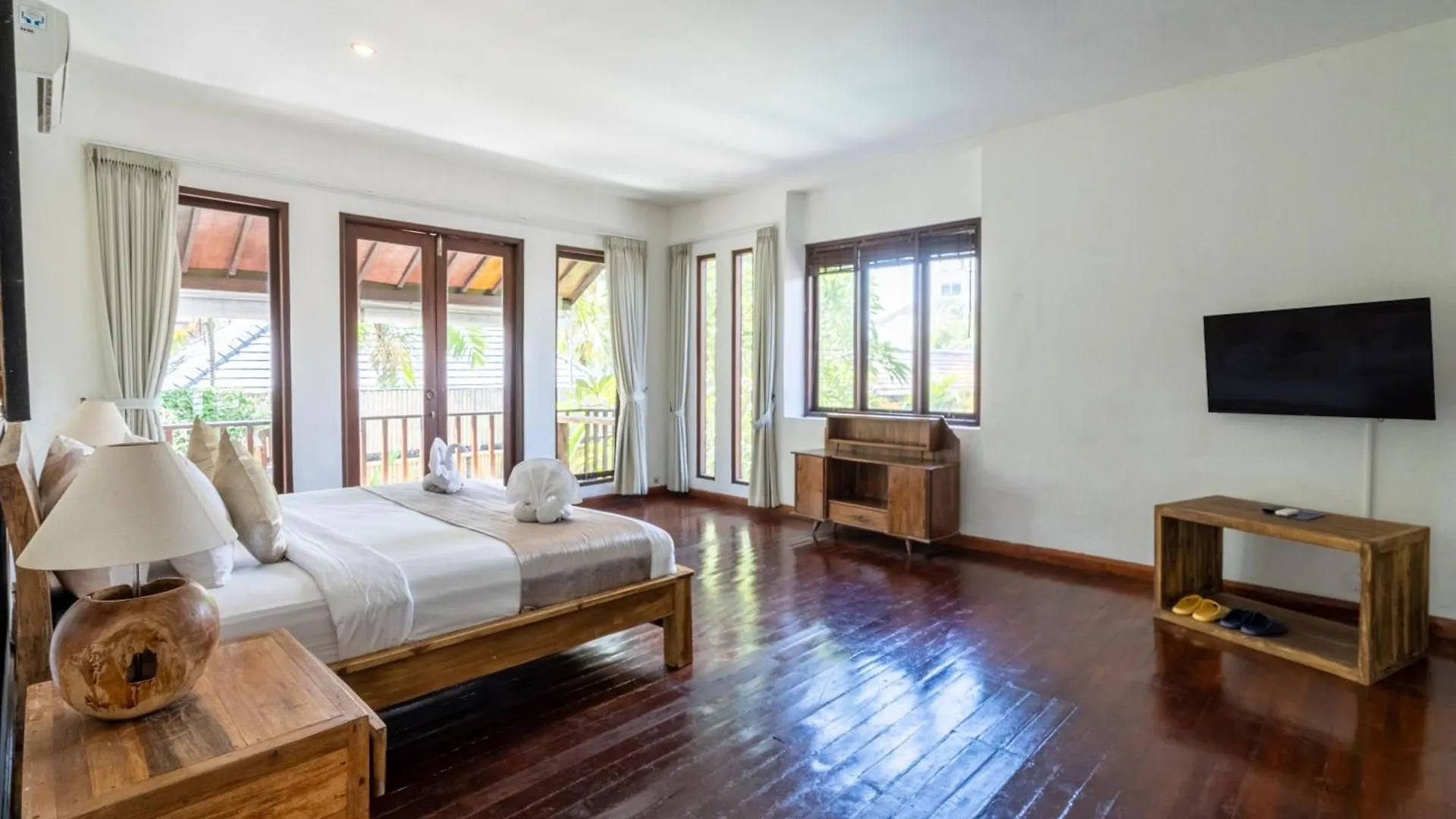 Aveli Villa 5 Bedroom With Pool At Seminyak 5 Mnt To Beach By Car אינדונזיה